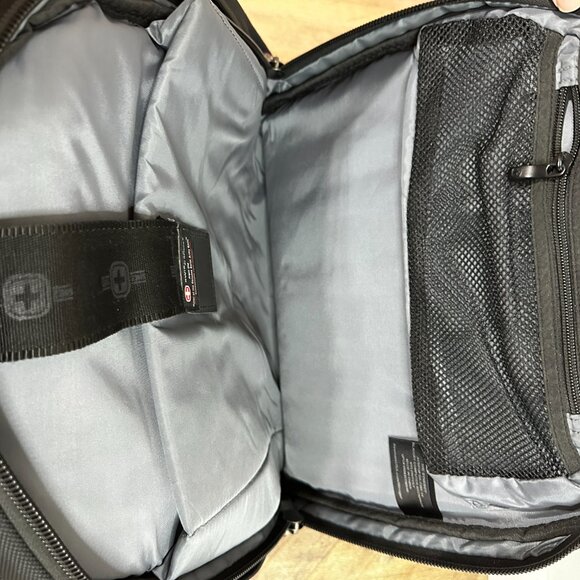 Swiss Gear by Wenger Synergy Pro 16" Laptop Backpack Business - EXCELLENT - Picture 13 of 14